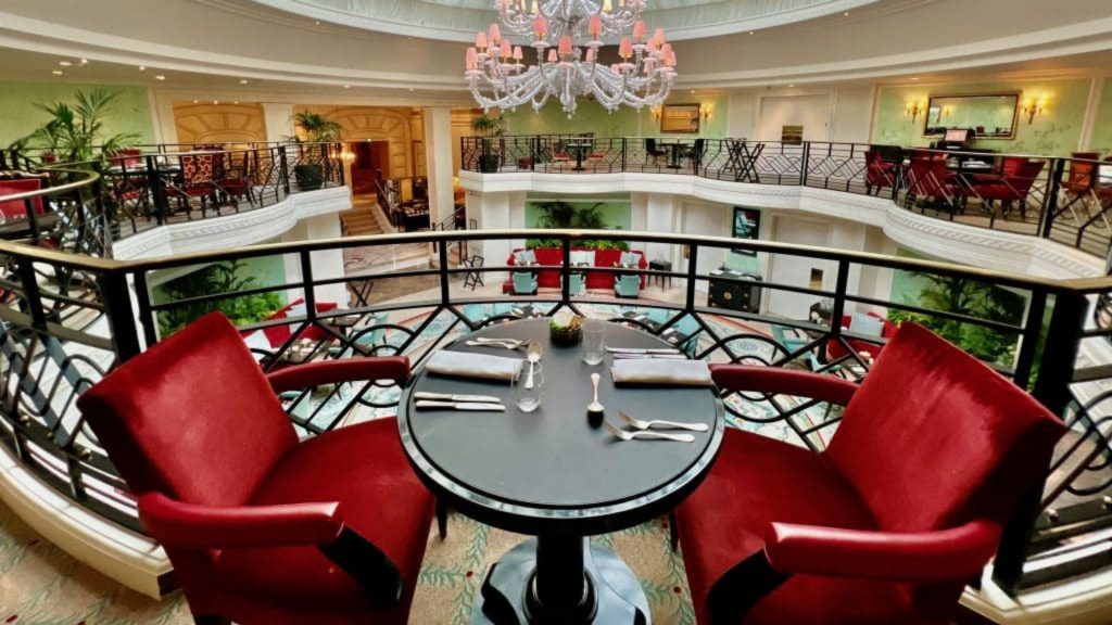 Shangri La Paris Zweiertische Auf Der Empore