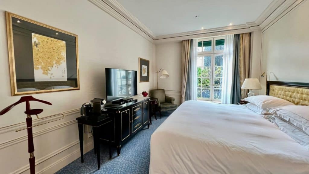 Shangri La Paris Stummer Diener