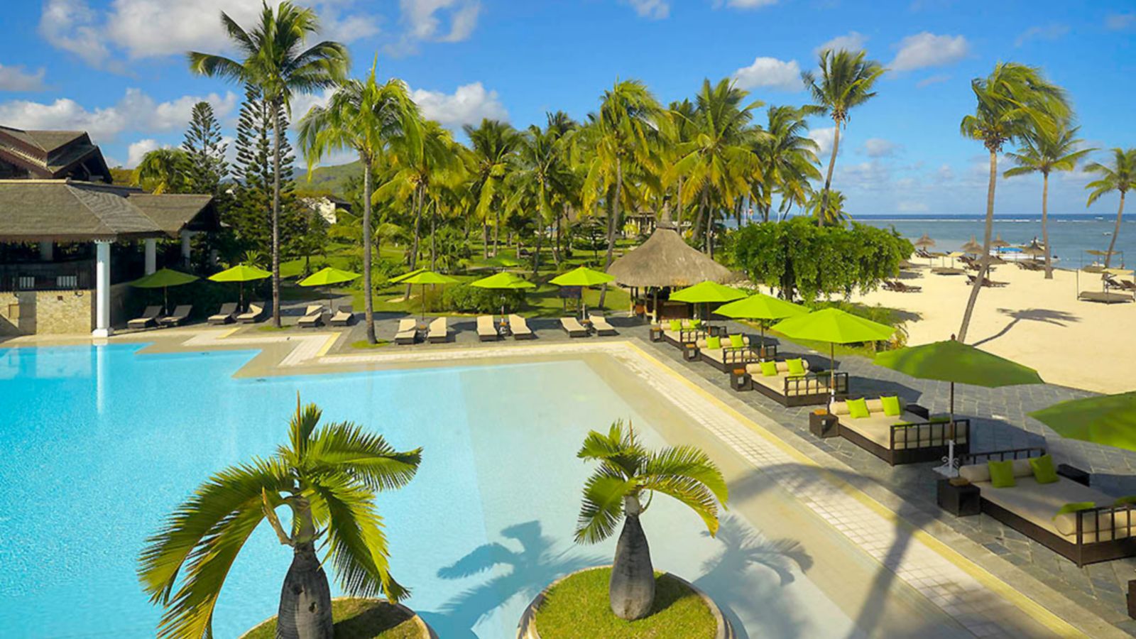 Poolanlage eines Luxusresorts auf Mauritius