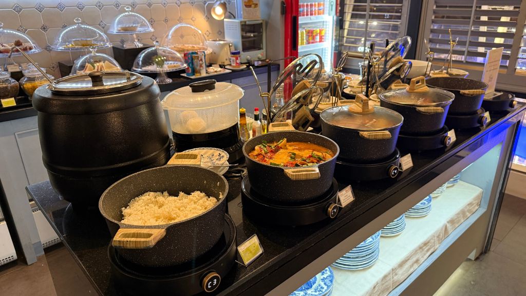 The Coral First Class Lounge Phuket Buffet Gericht