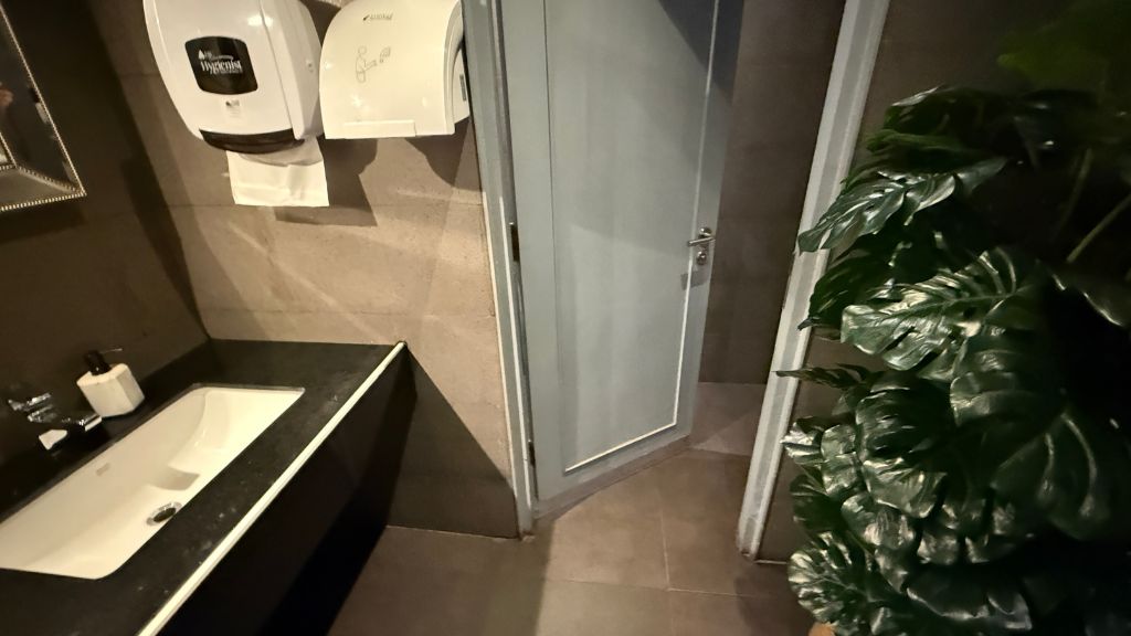 The Coral First Class Lounge Phuket Bad