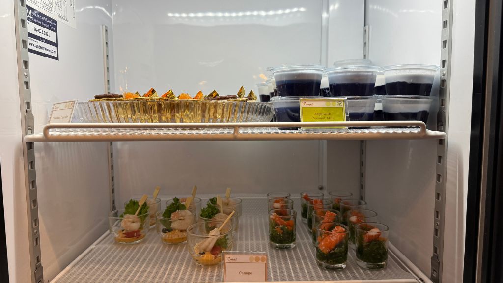 The Coral First Class Lounge Phuket Gekuehlte Snacks