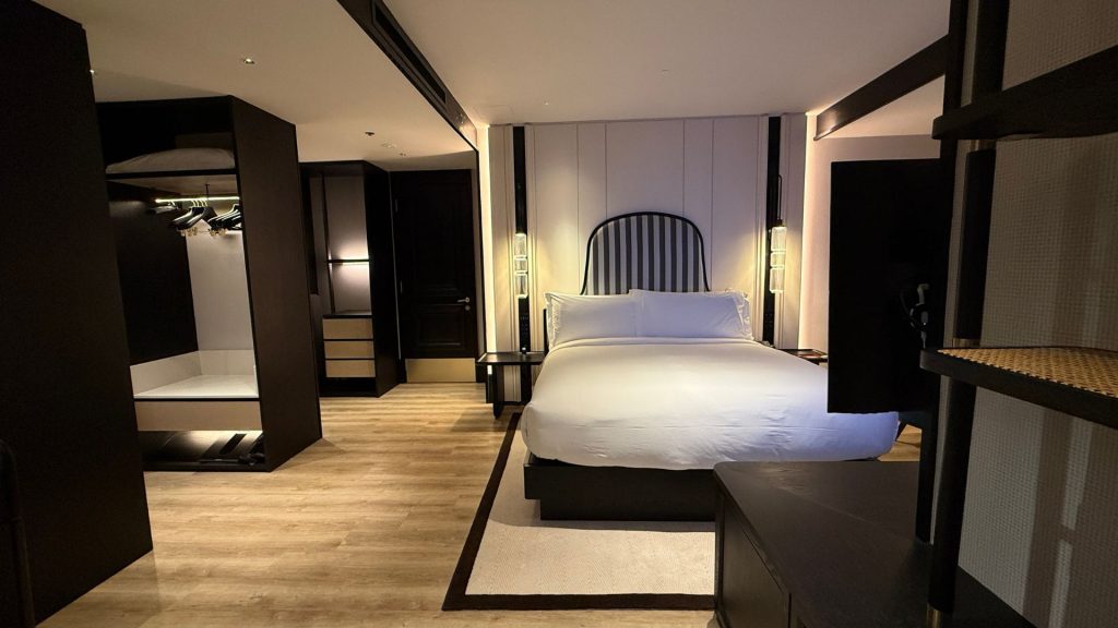 The Millen Penang Bett Und Kleiderschrank