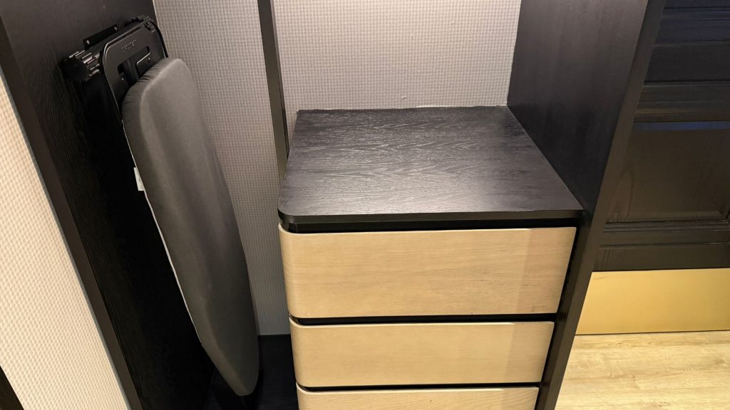 The Millen Penang Buegelbrett Im Kleiderschrank