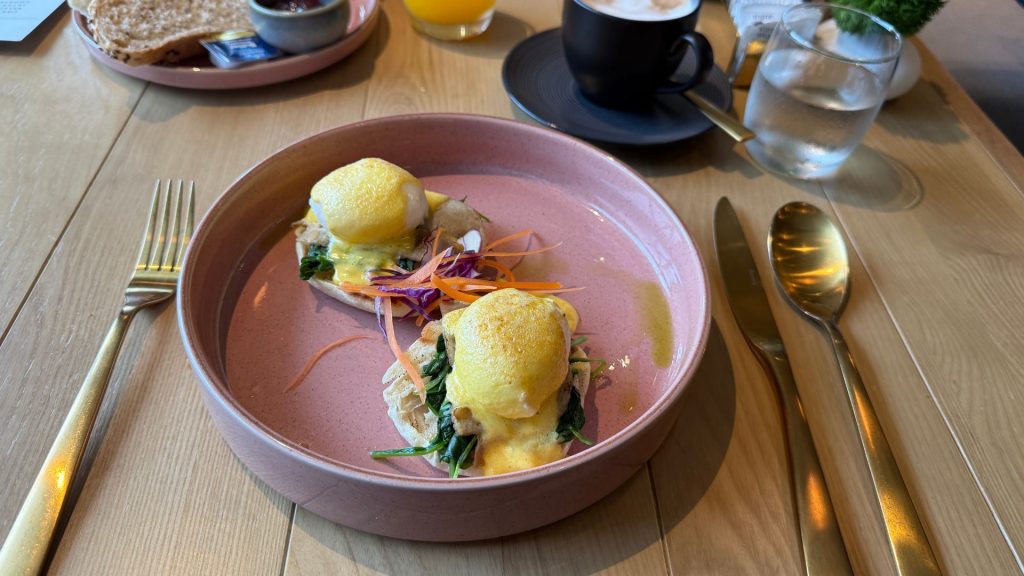 The Millen Penang Eggs Benedict Fruehstueck