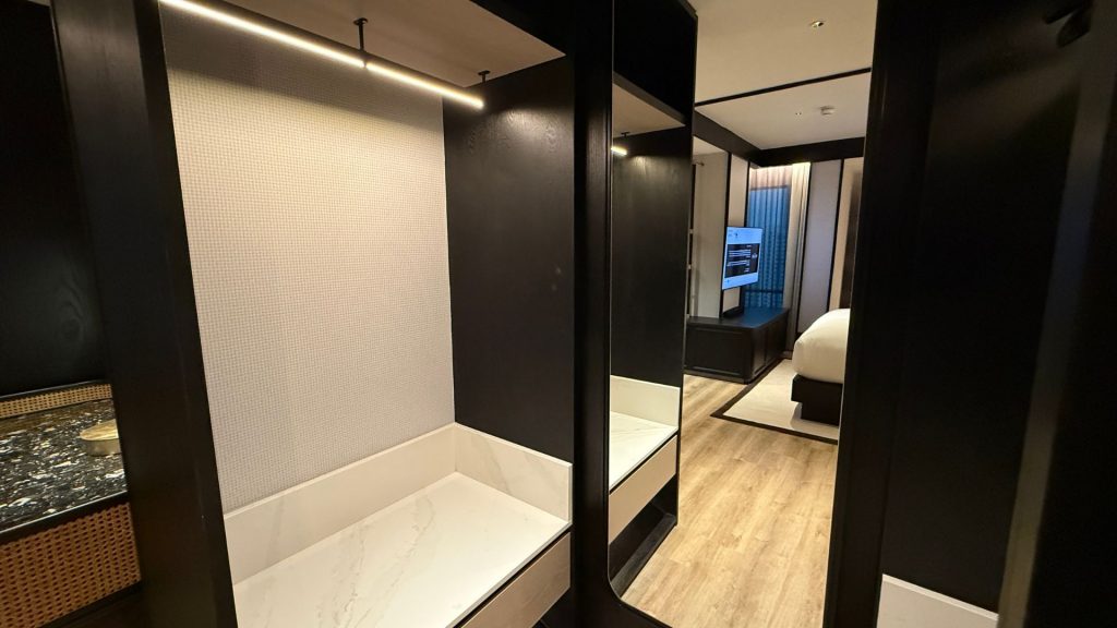 The Millen Penang Kleiderschrank