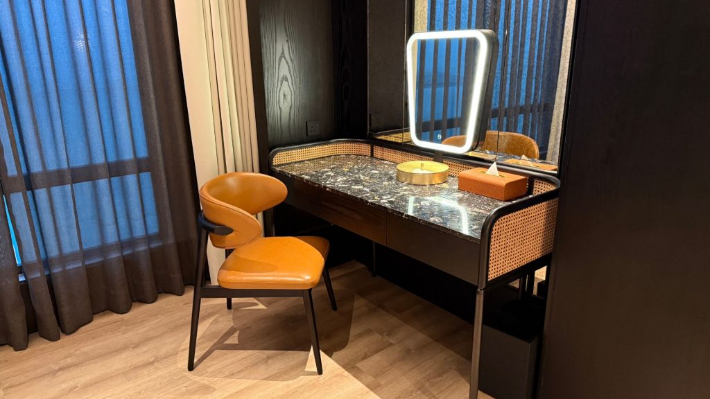 The Millen Penang Schreibtisch Schlafzimmer