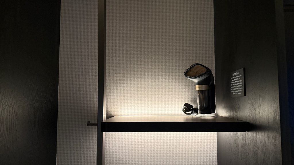 The Millen Penang Steamer Kleiderschrank