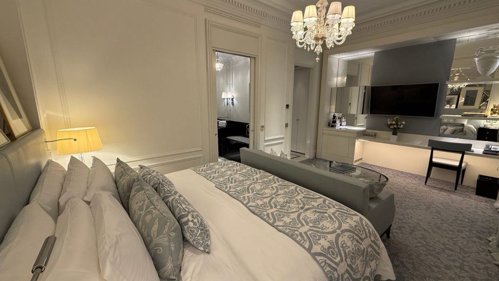 The St. Regis Rome Fernseher Bett