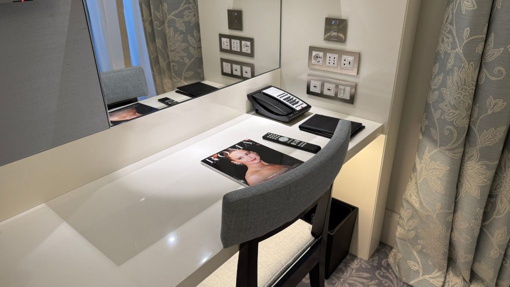 The St. Regis Rome Schreibtisch