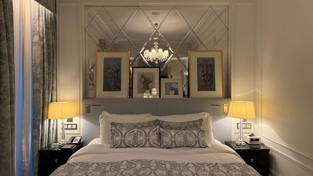 The St. Regis Rome Wanddeko Bett