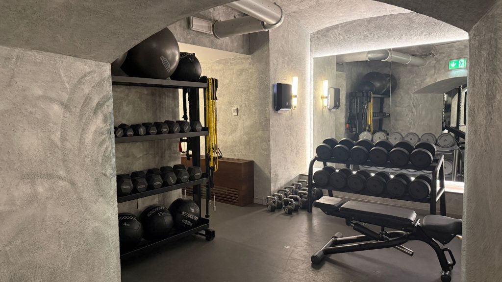 W Rome Fitnessraum Hanteln