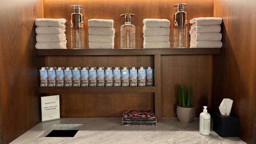 W Rome Handtuecher Wasser Fitnessraum