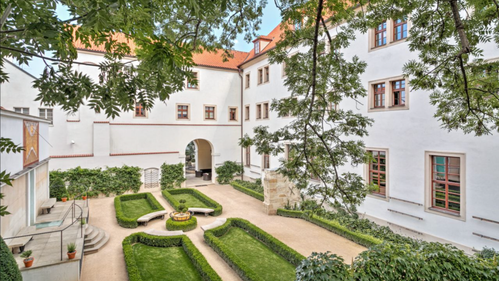 Augustine Hotel Prague Innenhof