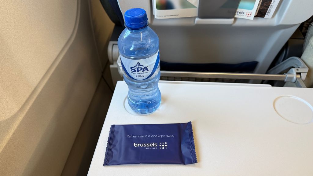 Brussels Airlines Business Class Kurz Und Mittelstrecke Sitz Tisch Wasser