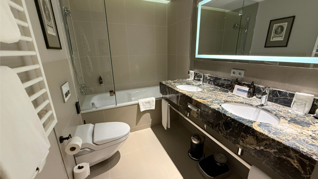 Hotel Maximilians Augsburg Badezimmer