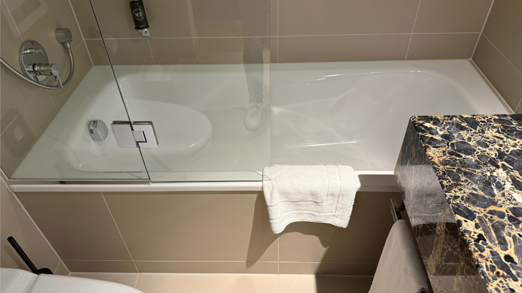 Hotel Maximilians Augsburg Badezimmer Badewanne