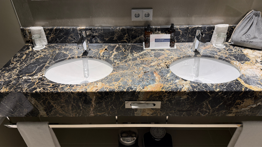 Hotel Maximilians Augsburg Badezimmer Waschtisch