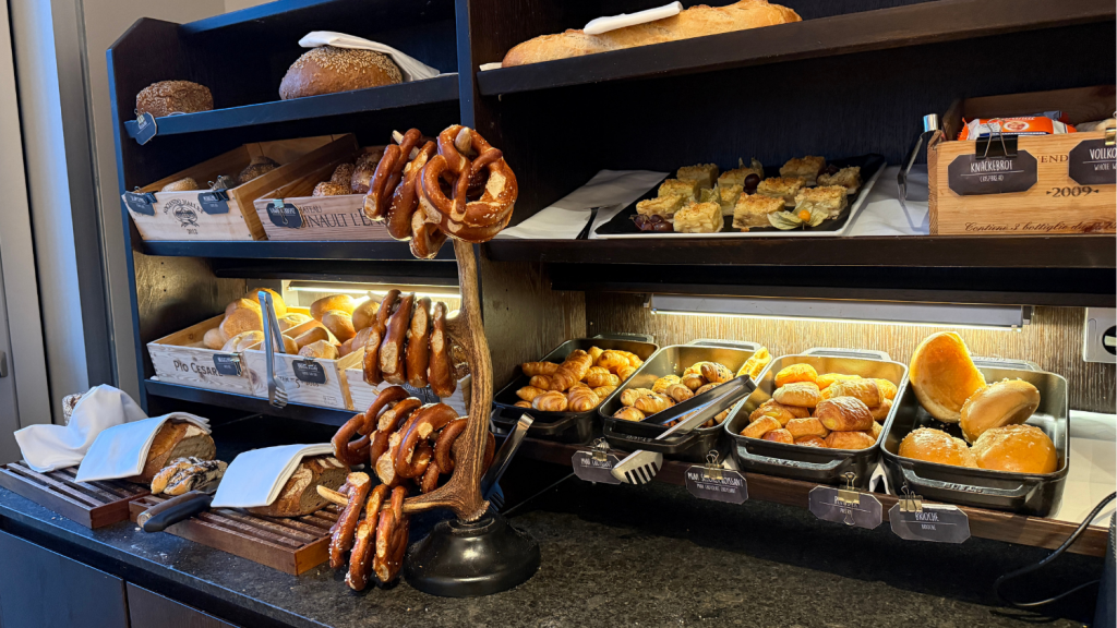 Hotel Maximilians Augsburg Fruehstueck Brot