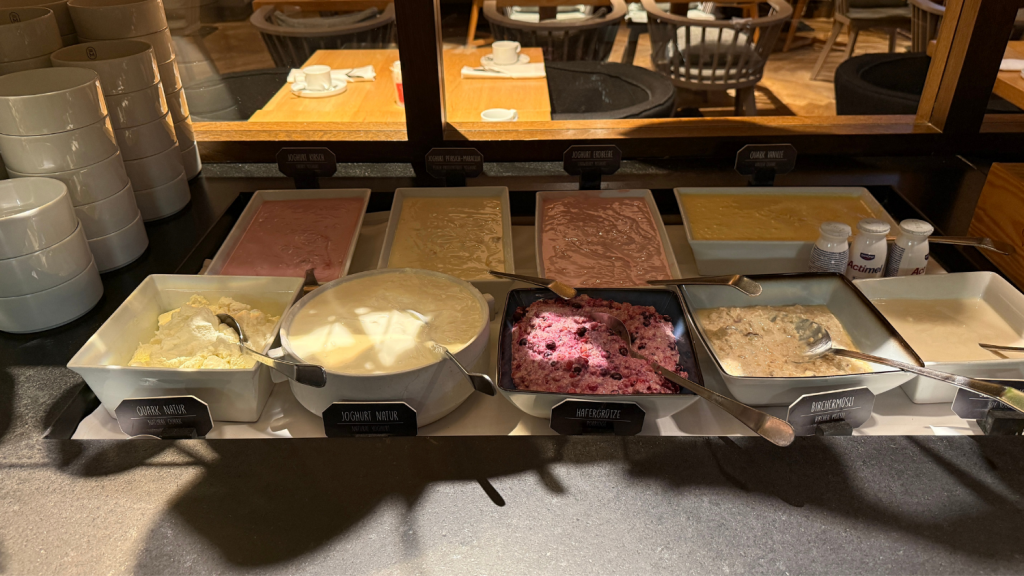 Hotel Maximilians Augsburg Fruehstueck Joghurt