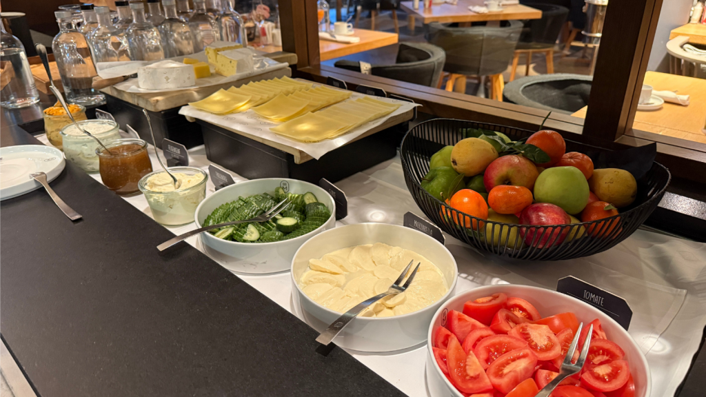 Hotel Maximilians Augsburg Fruehstueck Kaese