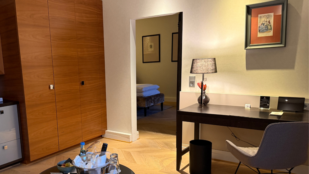 Hotel Maximilians Augsburg Eingang Schlafzimmer