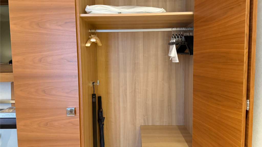 Hotel Maximilians Augsburg Kleiderschrank