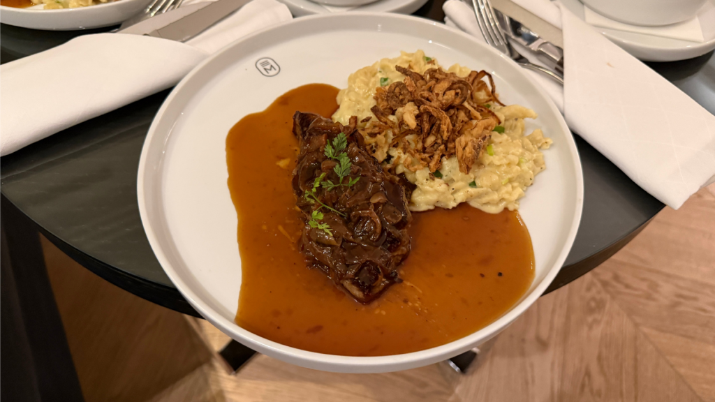 Hotel Maximilians Augsburg Roomservice Zwiebelrostbraten