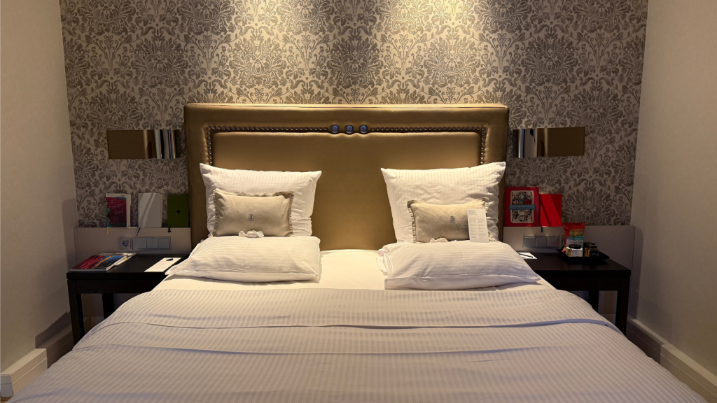 Hotel Maximilians Augsburg Schlafzimmer Bett