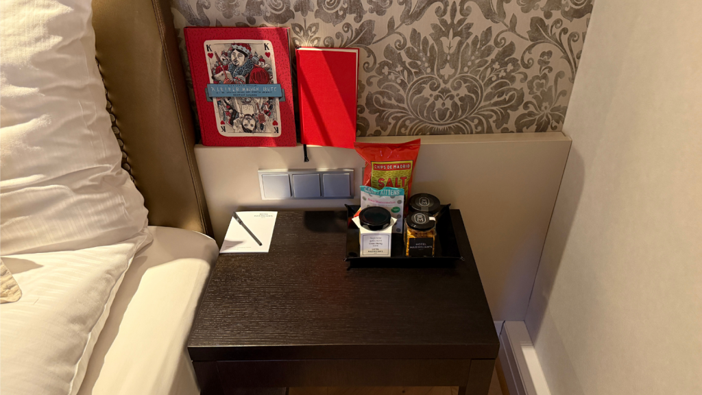 Hotel Maximilians Augsburg Schlafzimmer Nachttisch