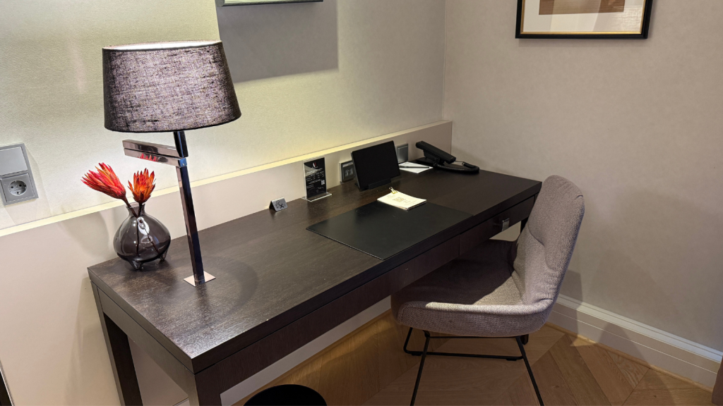 Hotel Maximilians Augsburg Schreibtisch