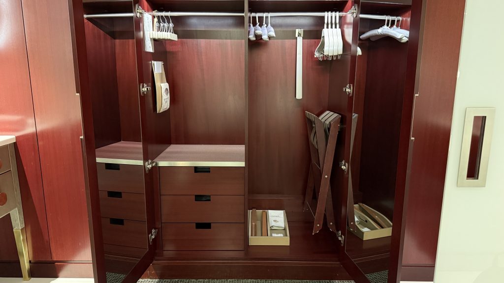 Mandarin Oriental Kleiderschrank