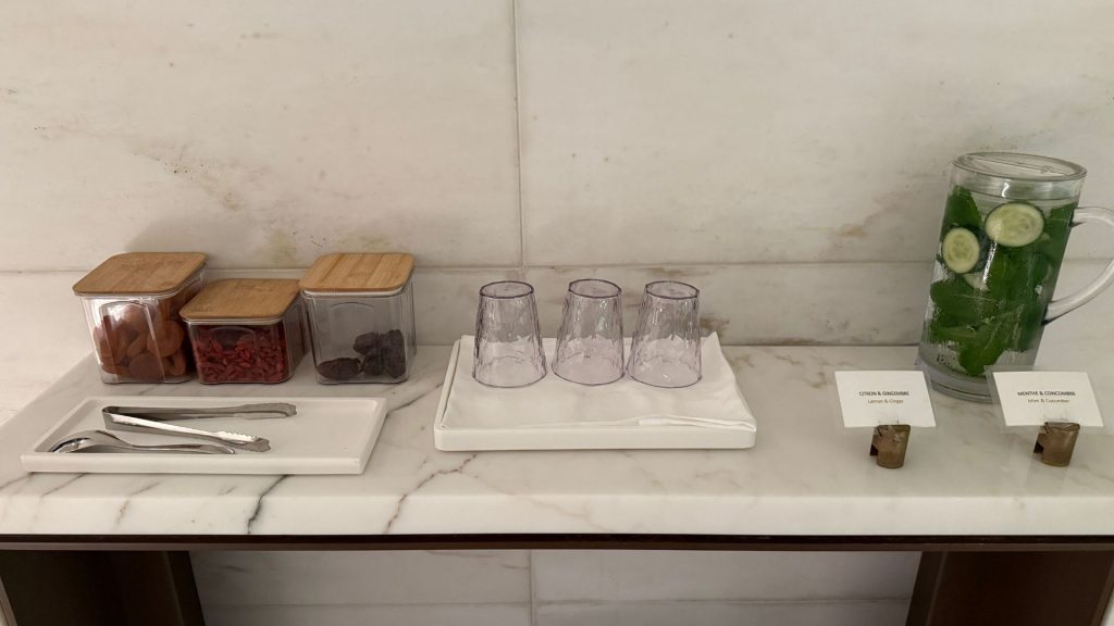 Mandarin Oriental Lutetia Paris Pool Snacks Wasser