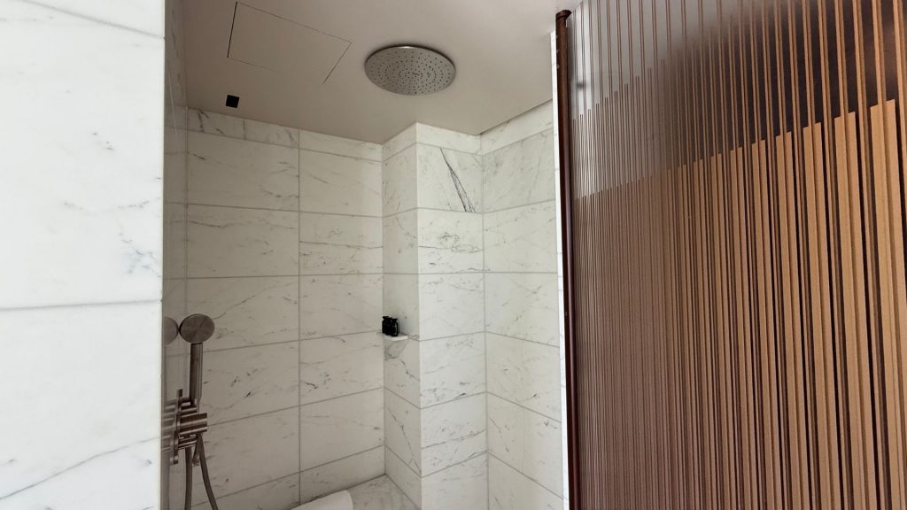 Mandarin Oriental Lutetia Paris Regenduschkopf