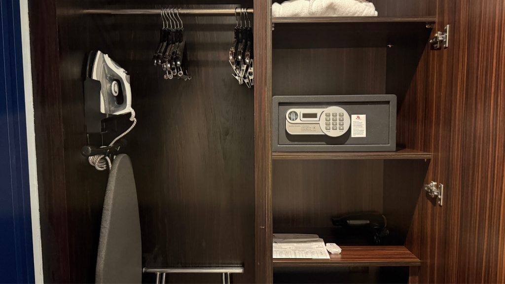 Marriott Paris Opera Ambassador Schrank