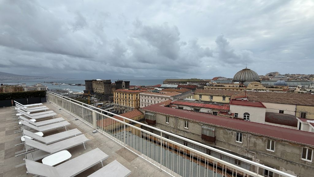 Renaissance Neapel Hotel Mediterraneo Dach Liegen