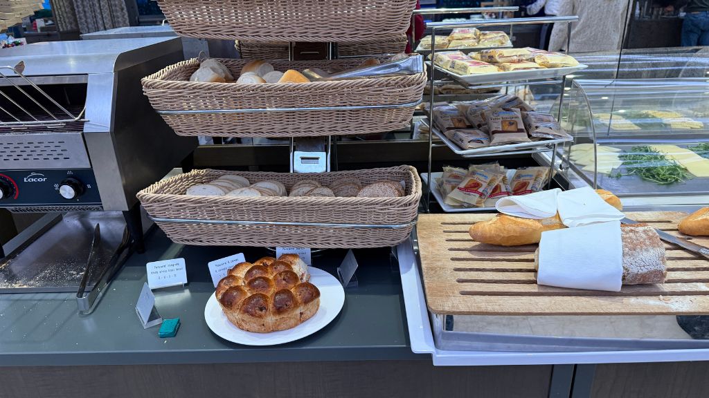 Renaissance Neapel Hotel Mediterraneo Fruehstueck Brot