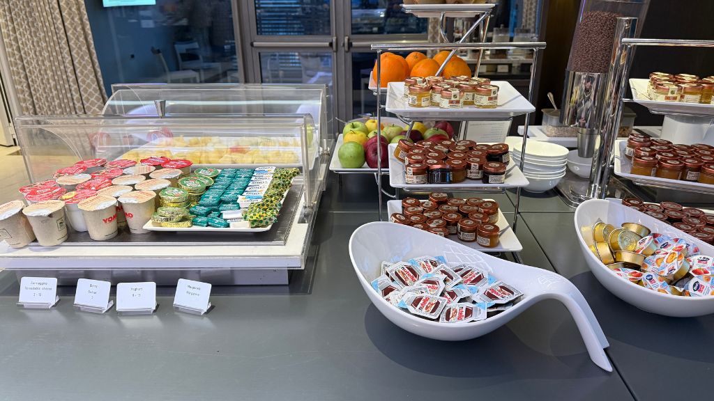 Renaissance Neapel Hotel Mediterraneo Fruehstueck Jogurth