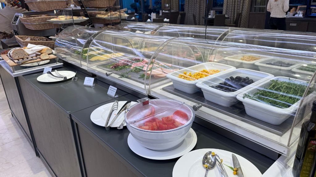 Renaissance Neapel Hotel Mediterraneo Fruehstueck Kaese Wurst