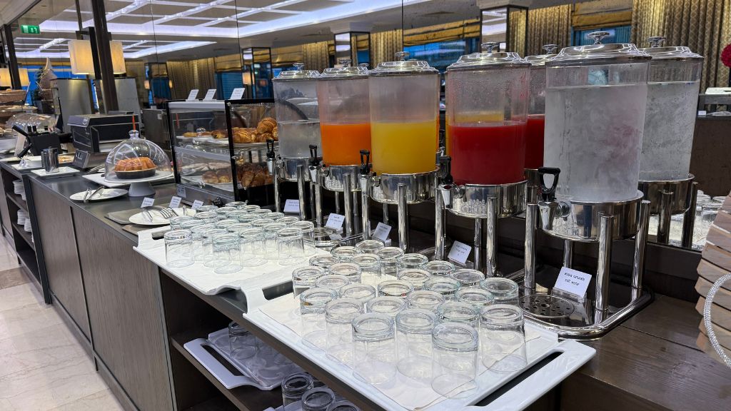 Renaissance Neapel Hotel Mediterraneo Fruehstueck Saft