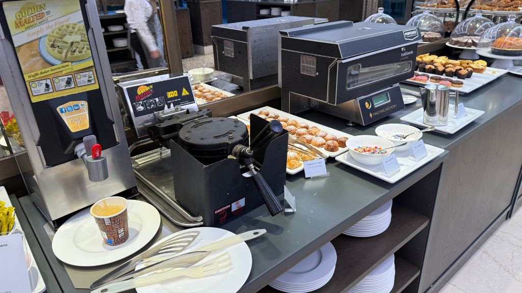 Renaissance Neapel Hotel Mediterraneo Fruehstueck Waffeln