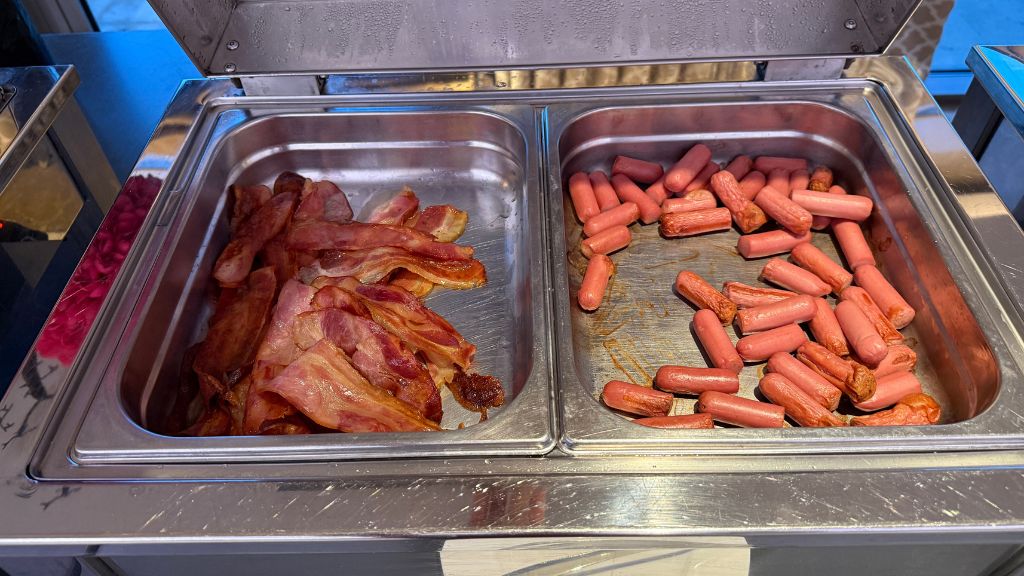 Renaissance Neapel Hotel Mediterraneo Fruehstueck Speck