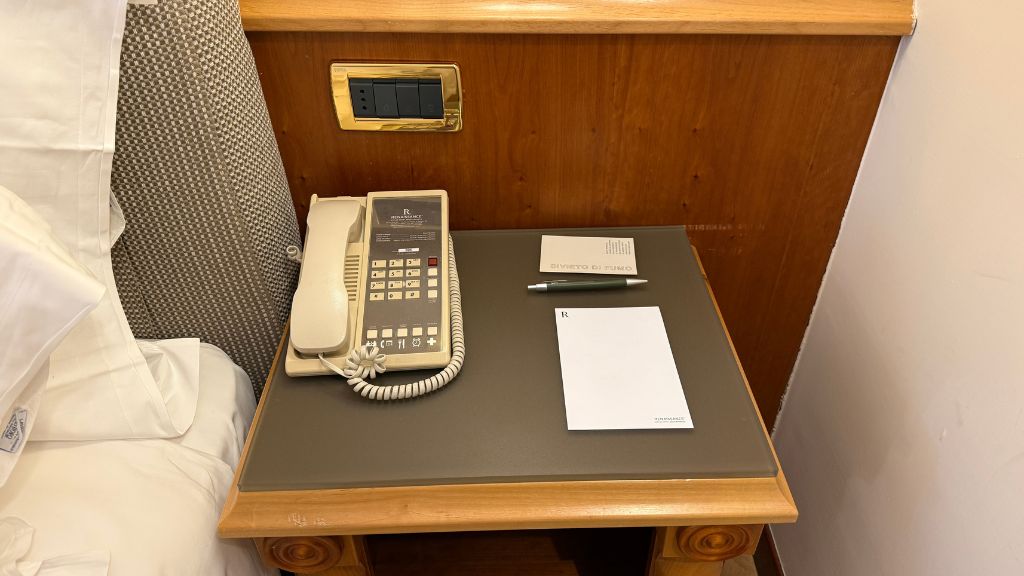 Renaissance Neapel Hotel Mediterraneo Schlafzimmer Nachttisch