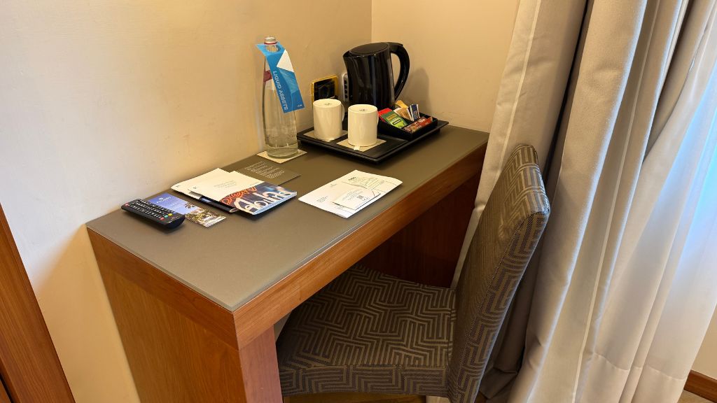 Renaissance Neapel Hotel Mediterraneo Schlafzimmer Schreibtisch