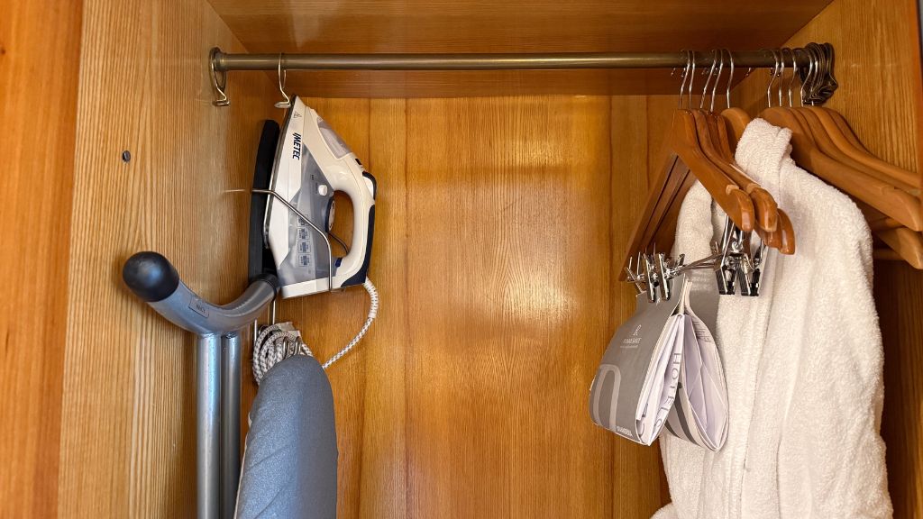 Renaissance Neapel Hotel Mediterraneo Zimmer Eingang Schrank