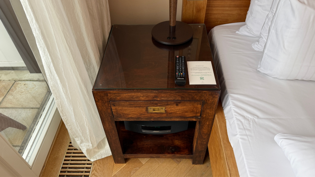 Schloss Elmau Junior Suite Nachttisch