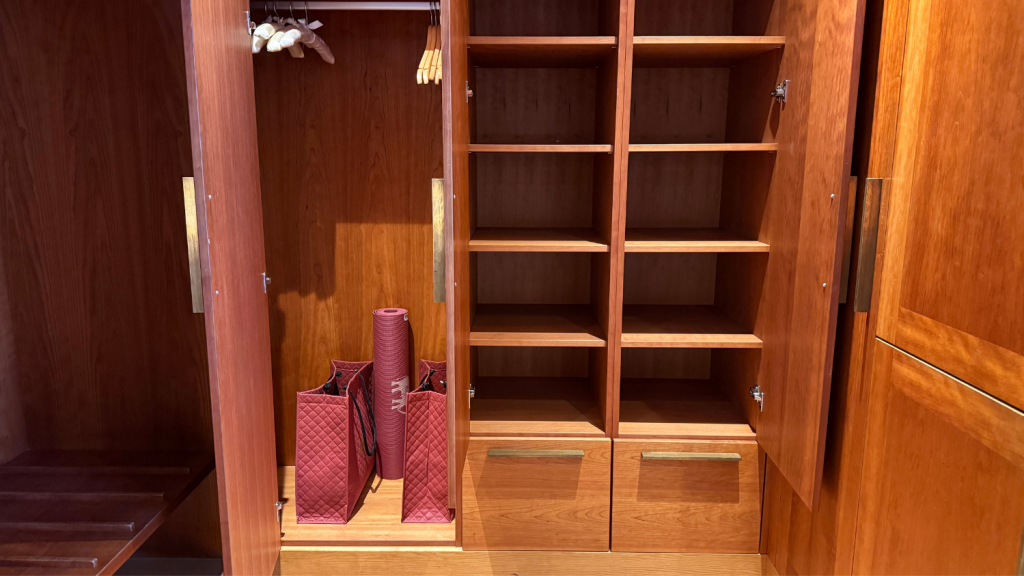 Schloss Elmau Junior Suite Schrank