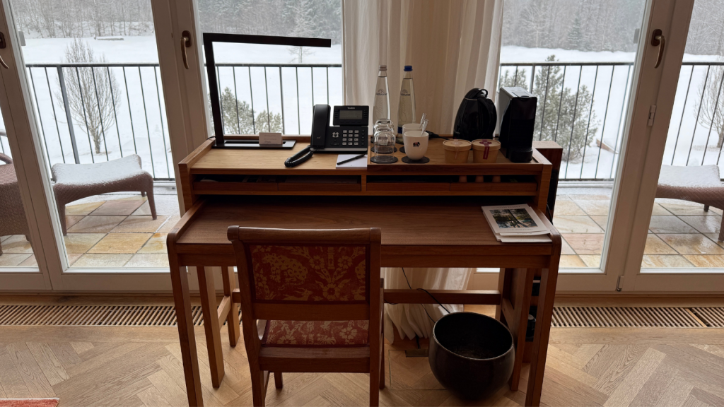 Schloss Elmau Junior Suite Schreibtisch