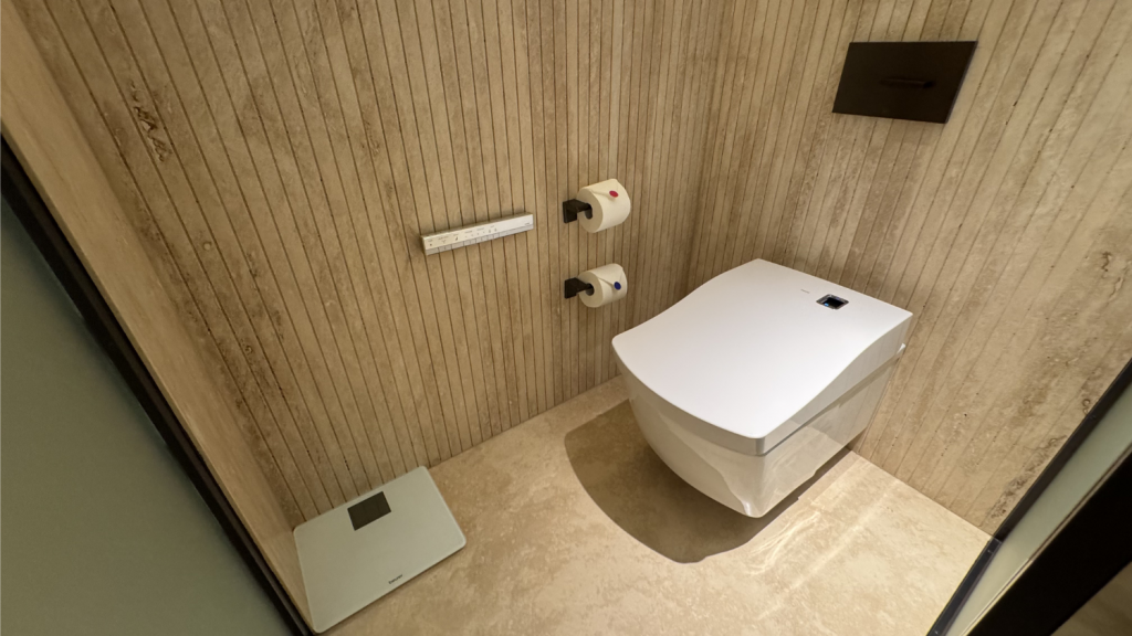 The Emory London Toilette