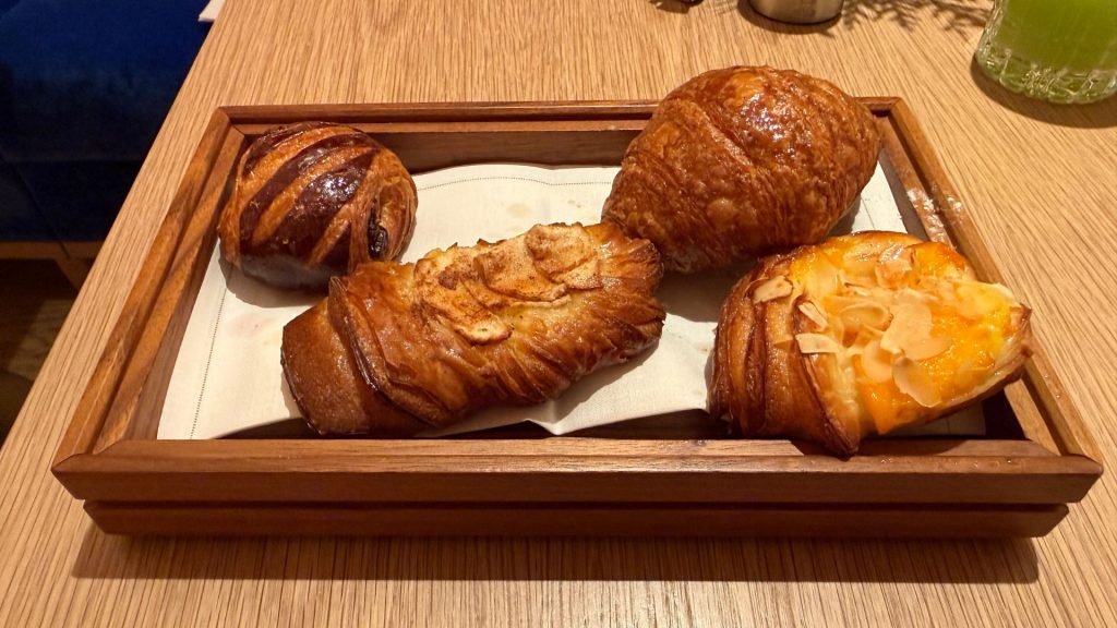 The Rome EDITION Broetchenauswahl Fruehstueck